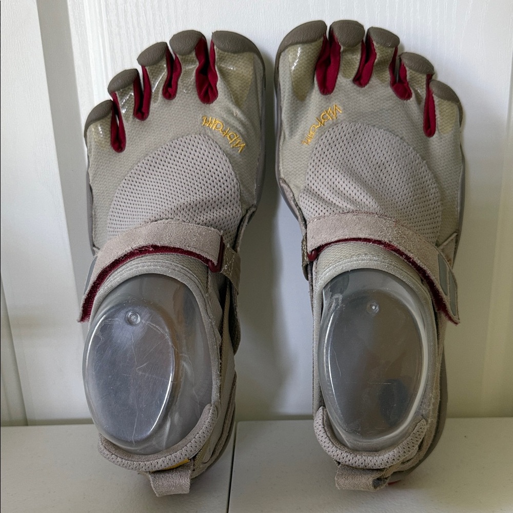 Vibram FiveFingers Tan with Red Toe Accents ( sz US 9 or Euro 40)